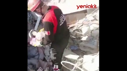 Kelimelerin kiyafetsiz kaldığı o anlar! Uzunca süre oyuncağa bakakaldı