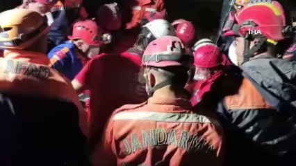 Enkazda 33 saat kapıyla hayat tutundu