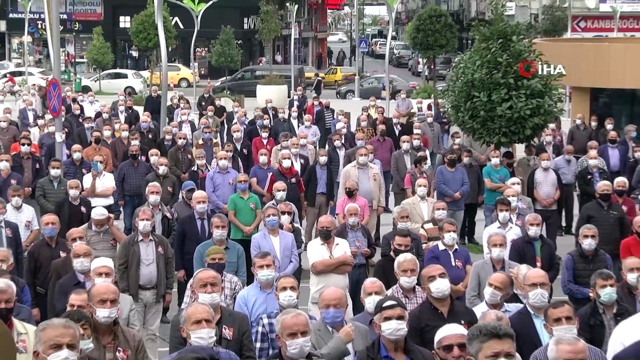 Eski Başbakan Mesut Yılmaz için memleketinde gıyabi cenaze namazı kılındı