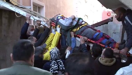 Çatıdan düşen adamı kurtarmak için mahalleli seferber oldu