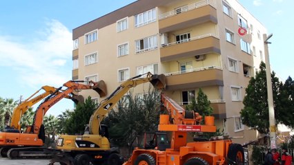 Enkazdan çıkan dram...Ölen torununun elini 14 saat bırakmadı