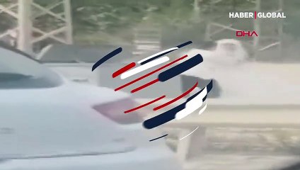 Yol kenarında gelini döven damat kamerada