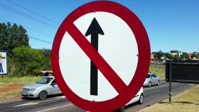 Moradores colocam faixa pedindo cancelamento definitivo das mudanças nas vias marginais da BR-277
