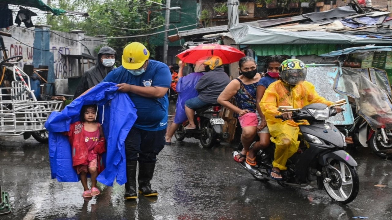 Super Typhoon Goni batters Philippines, one mil...