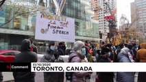 شاهد: مسلمو كندا يقدمون الورود إلى المارة في تورونتو في مبادرة لمكافحة رهاب الإسلام