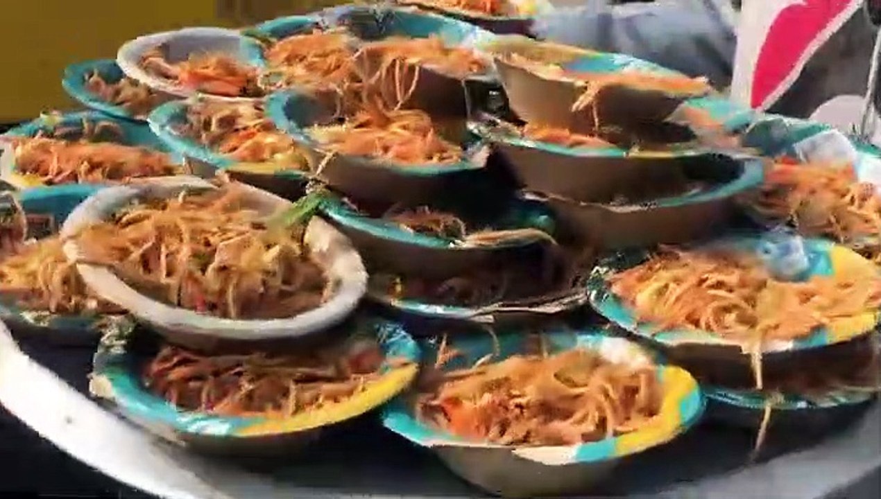 समाजसेवी पराग दीवान ने ग्वारीघाट में किया गरीब एव जरूरतमंदों में भोजन का वितरण