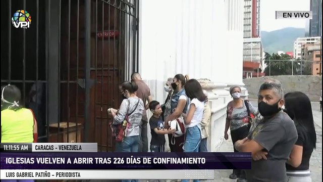 Feligreses se reúnen a las afueras de Iglesia Santa Teresa - Caracas - VPItv