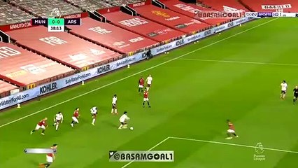 Willian sút bóng dội xà ngang De Gea