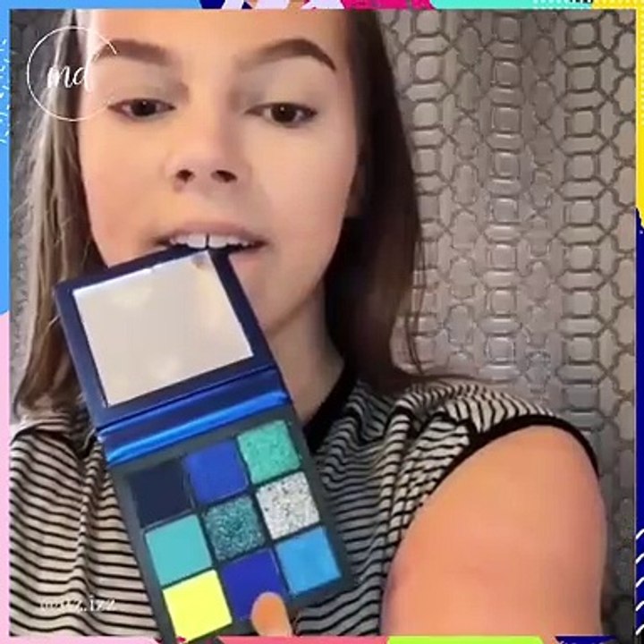 Sans bras, cette jeune fille se maquille à la perfection
