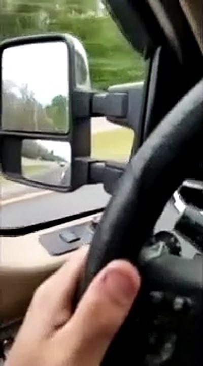 Il se retrouve accroché à sa voiture alors que son ex essaie de la lui voler