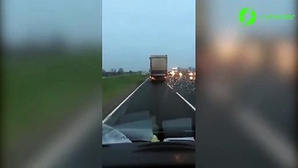 Ce conducteur de camion réussit l'impossible... Joli