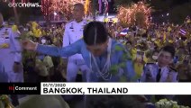 شاهد: ملك تايلاند يحيى أنصاره ويوجه رسالة إلى المحتجين المطالبين بإصلاح الملكية