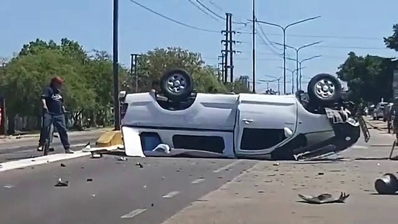 Vuelco en avenida Sabin de Resistencia.
