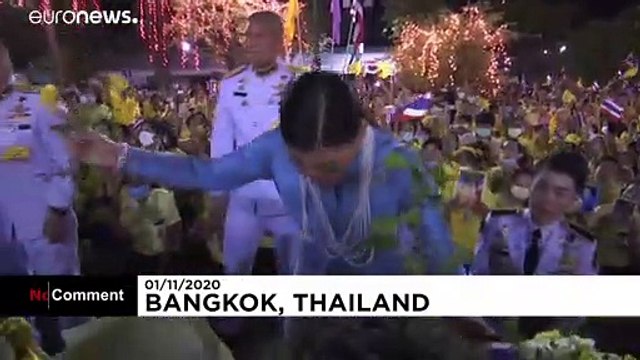A nép közé ment a thaiföldi király és királyné, ezzel próbálják menteni a menthetőt