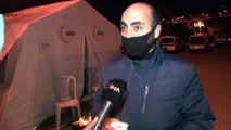 Çadırlarda kalan depremzedeler, soğuk havada ateş yakarak ısınmaya çalışıyor