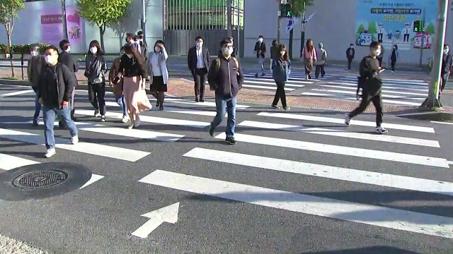 [날씨] 낮 맑고 선선, 퇴근길 찬 바람 '쌩쌩'...내일 초겨울 추위 / YTN