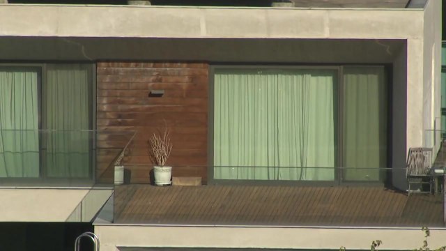 '징역 17년' 재수감 앞둔 이명박...이 시각 사택 앞 / YTN