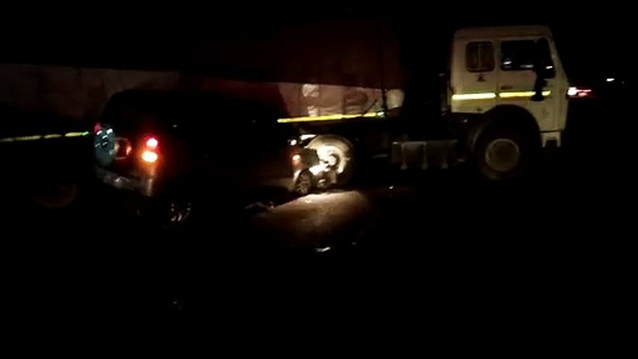 VIDEO: सड़क हादसे में पति पत्नी सहित तीन की मौत, दो की हालत गंभीर