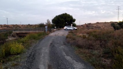 Un coche cae al canal de Lodosa tras producirse una colisión entre dos vehículos