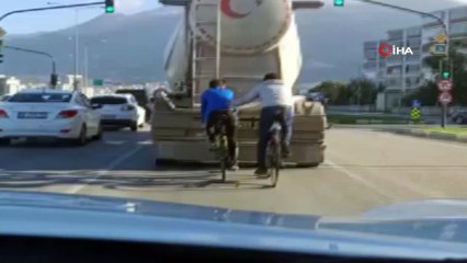 Bursa'da beton mikserinin arkasında tehlikeli yolculuk