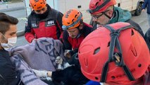 İzmir’de enkazda, depremden 58 saat sonra köpek kurtarıldı