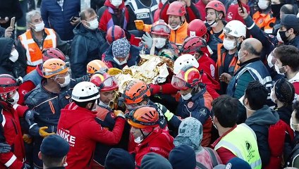 Umudun fotoğrafları; 3 yaşındaki Elif'in enkazdan kurtarılma kareleri