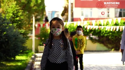 Müzik öğretmeninden öğrencilere ‘Maskeni Tak’ bestesi