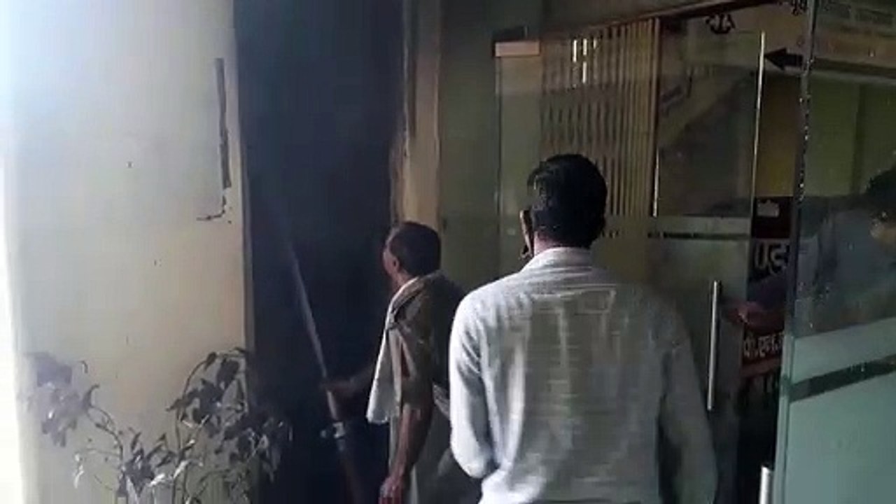 झांसी - कार्यलय में लगी आग, हजारो का सामान जलकर खाक