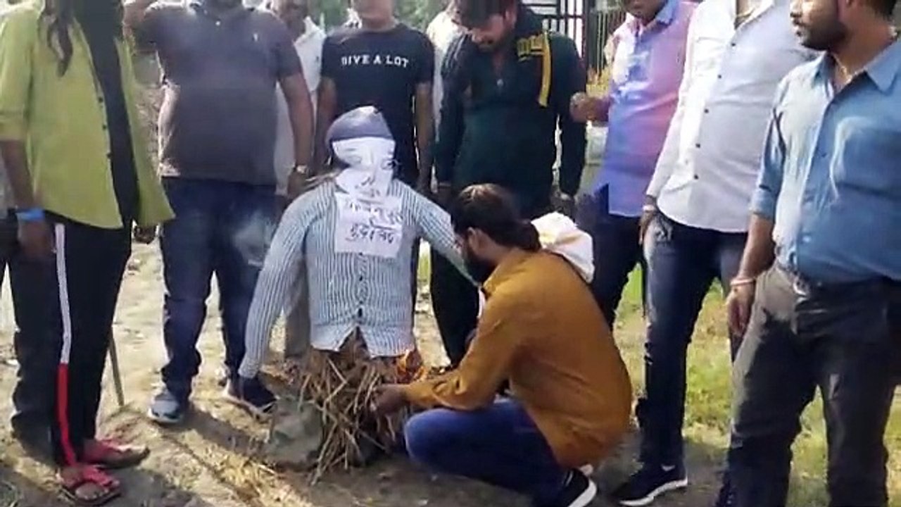 सांवेर में प्रेमचंद गुड्डू का पुतला किया गया दहन, मनोज परमार को गुंडा कहने से आक्रोशित है लोग
