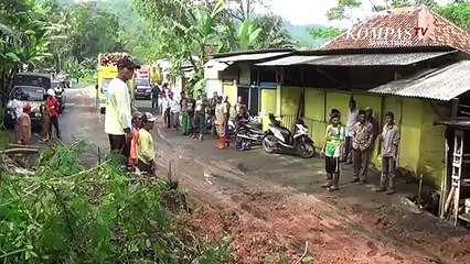 Tebing Longsor Tutup Jalan Lumajang-Malang