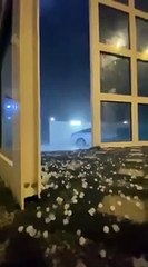 لحظة دخول كرات الثلج للمنازل عبر النوافذ في السعودية