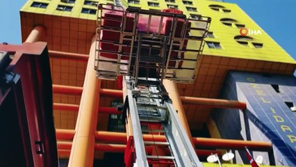 'Dünyanın en saçma binası'ndan kaçış başladı