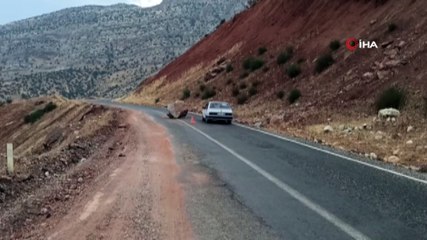 Siirt’te dev kaya parçası yola düştü