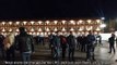 À Toulouse, sur la place du Capitole, des manifestants dénoncent le confinement