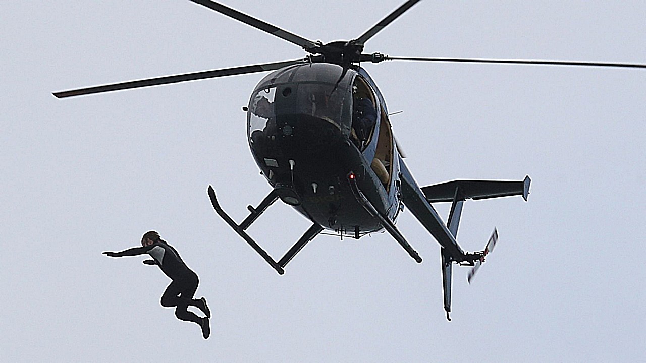 Il tente de battre le record de chute libre san...