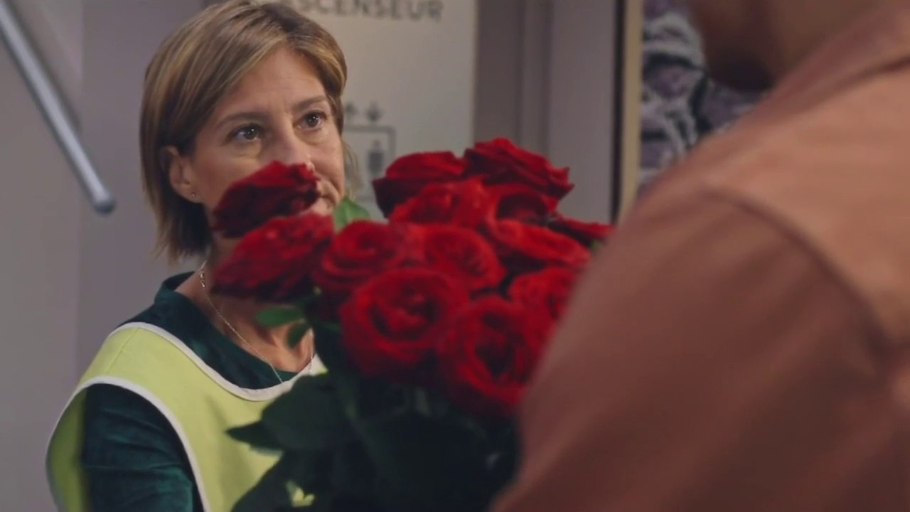 Plus belle la vie : Laëtitia offre des roses rouges à Baptiste...