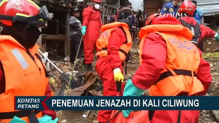 Petugas Pemadam Kebakaran Evakuasi Jenazah Laki-laki di Aliran Sungai Ciliwung