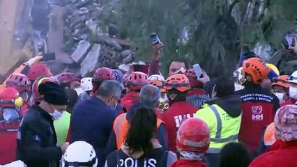 Número de vítimas mortais de sismo no mar Egeu sobre para 81