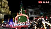 全台最高童話耶誕樹點燈 南紡購物再捐150萬無礙愛心車