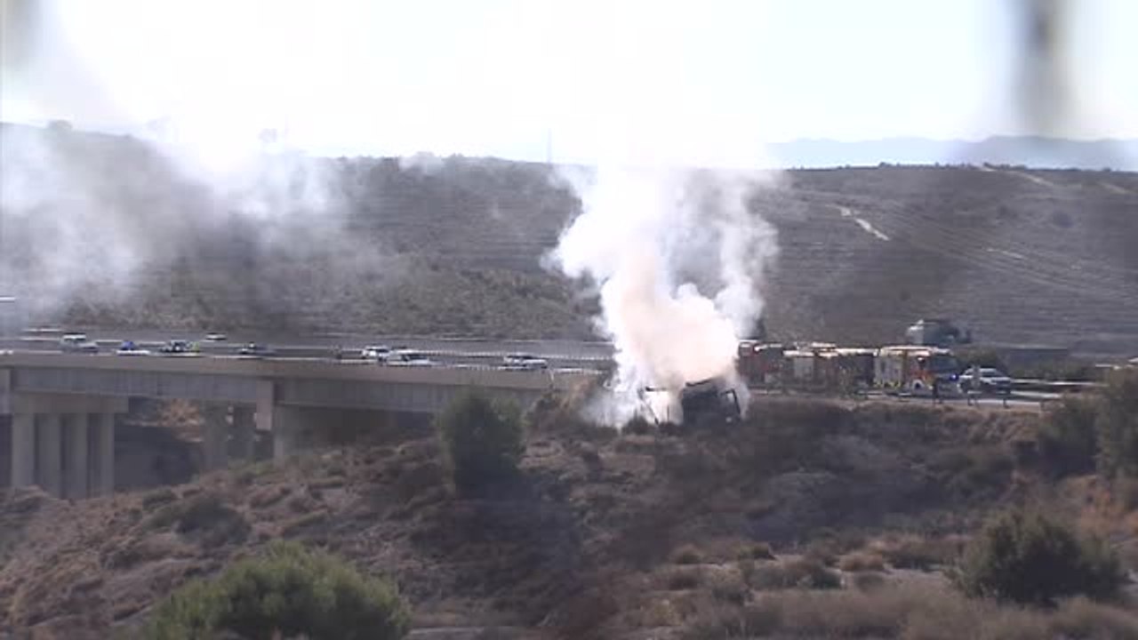 Un aparatoso accidente de tráfico entre un camión y un turismo deja dos heridos en Murcia