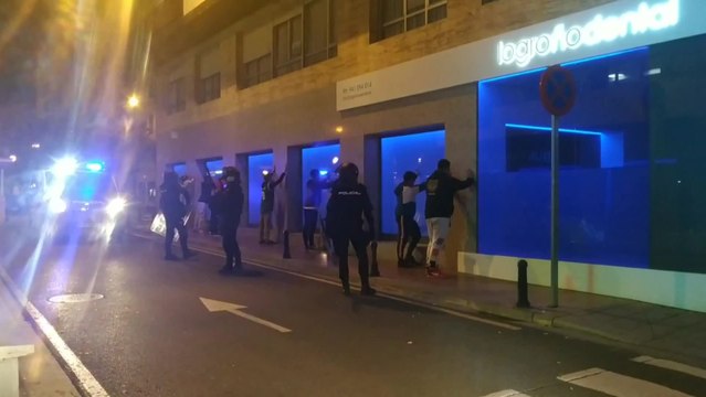 La Policía Nacional cachea e identifica a jóvenes en Logroño