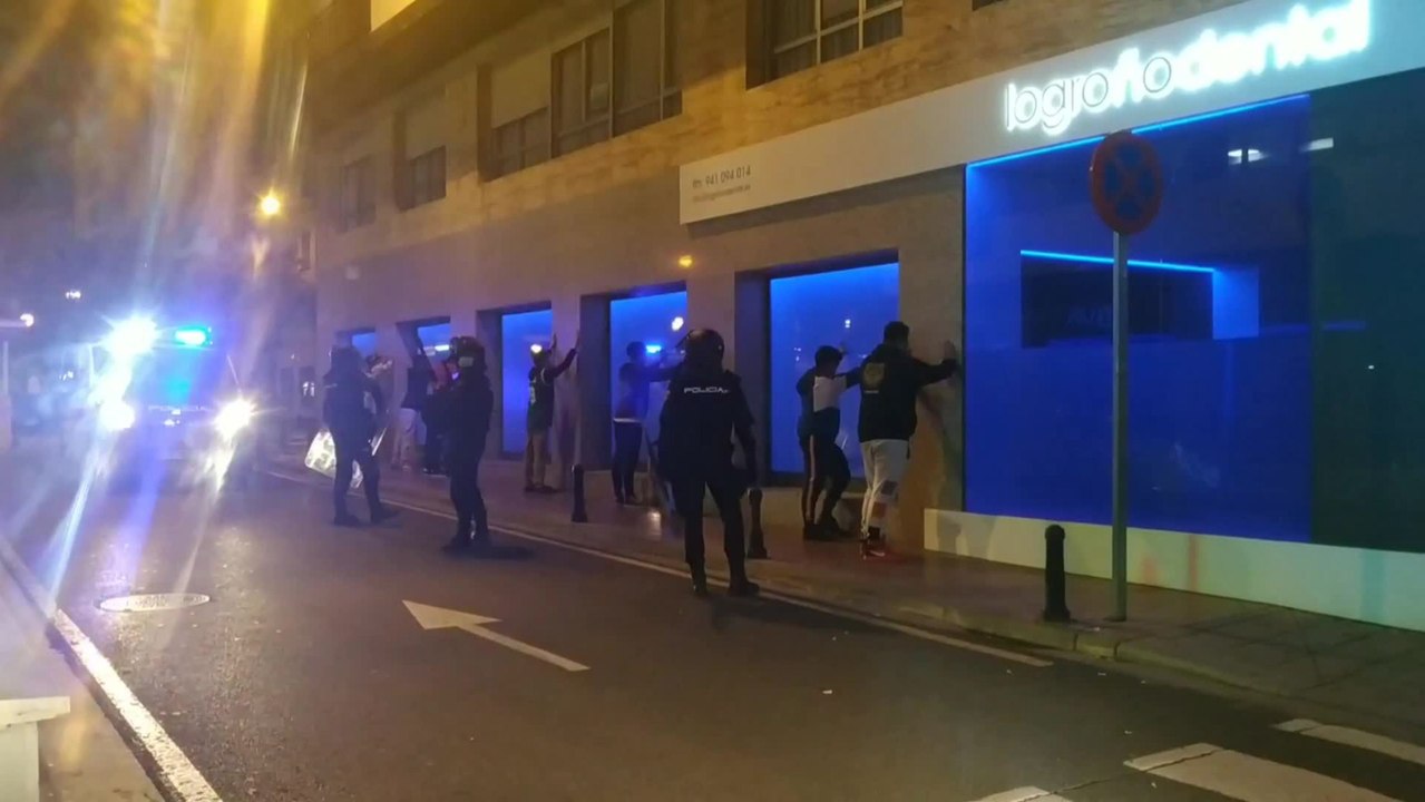 La Policía Nacional cachea e identifica a jóvenes en Logroño