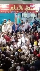 نائب مصري يطير فوق أنصاره ويثير السخرية: فيديو مضحك