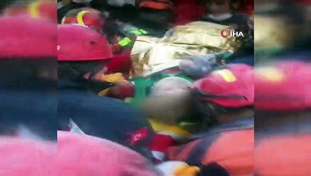 65 saat sonra enkazdan kurtarılan minik Elif hastane odasında görüntülendi