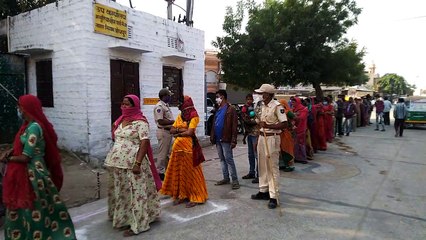 मतदान के लिए कतार