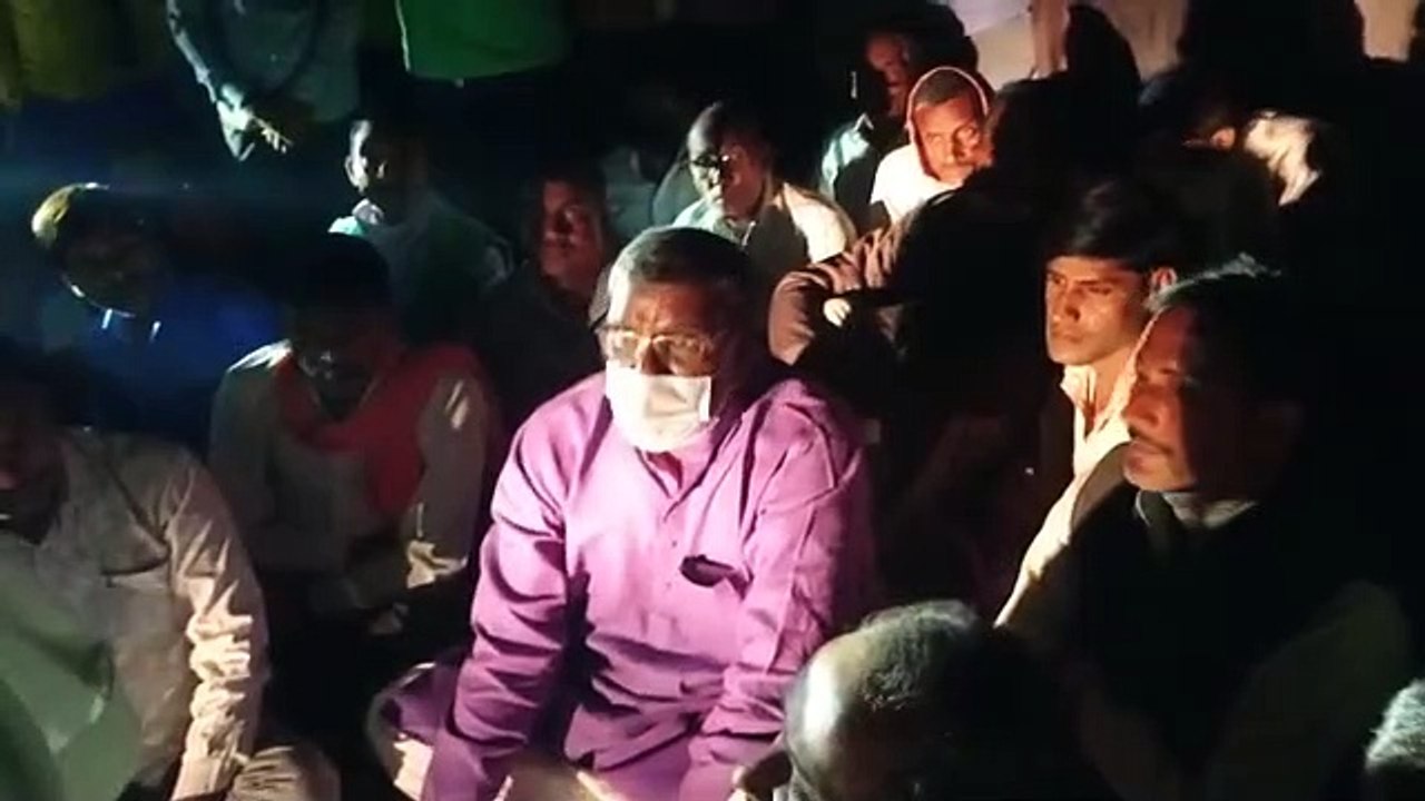 धान क्रय केंद्र पर हो रहे अन्याय को लेकर BJP विधायक सुरेश राही धरने पर बैठे