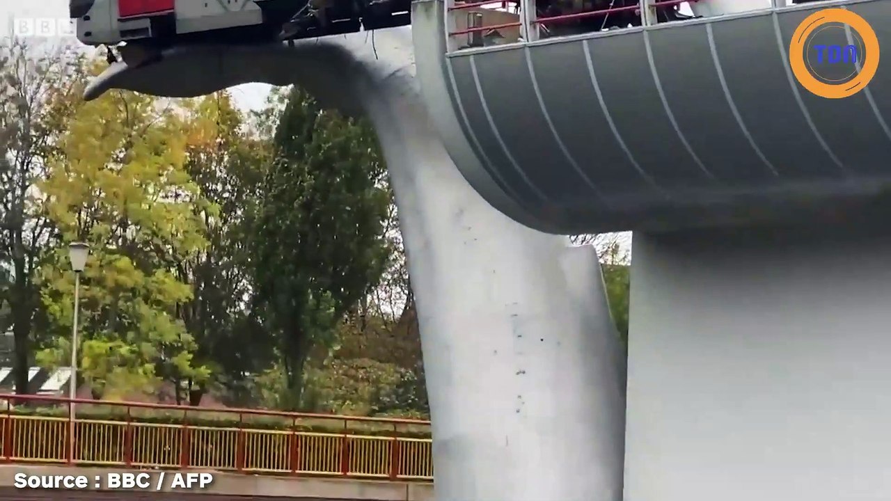 Aux Pays-Bas, un métro qui déraillait est sauvé par une énorme sculpture