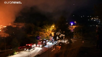 شاهد: بعد حريقين متعمدين وزلزال ... مخيم اللاجئين في جزيرة ساموس اليونانية يشهد حريقا جديدا