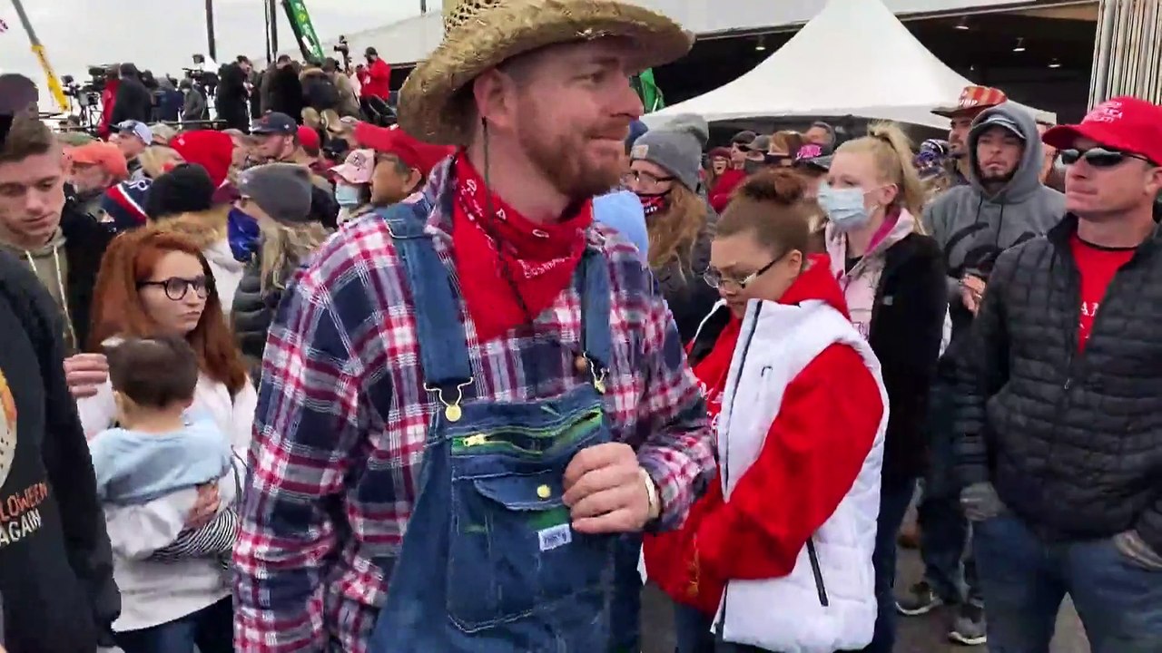 Τραμπ και Μπάιντεν στο κυνήγι των νέων ψηφοφόρων στις κρίσιμες περιφέρειες
