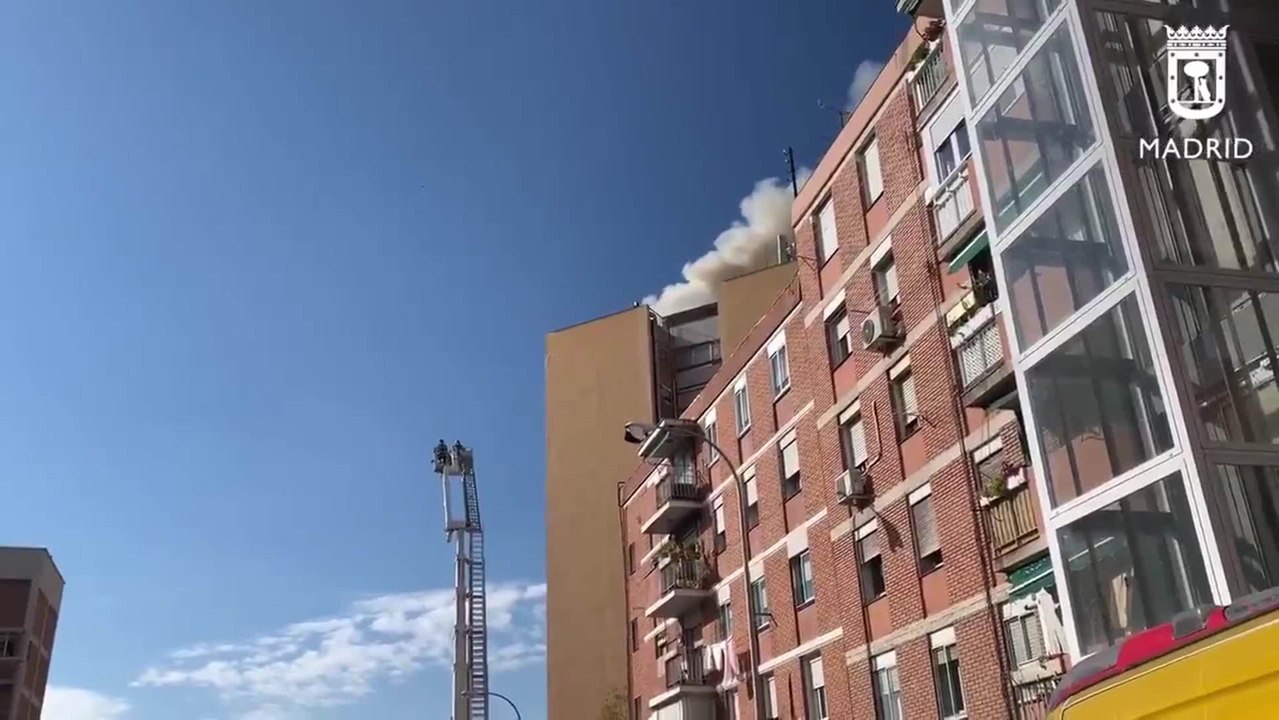 Incendio sin heridos en una azotea de un edificio de 13 plantas en La Elipa